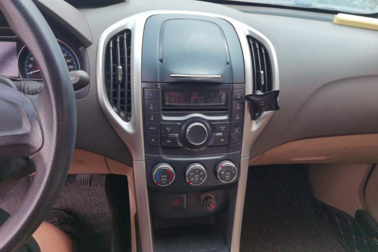 Used Baojun 630 2014 1.5L manual Comfort trim level Audio And AC Panel