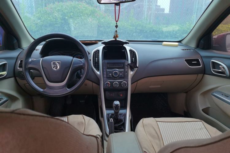 Used Baojun 630 2014 1.5L manual Comfort trim level Center Console