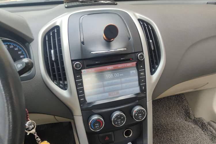 Used Baojun 630 2014 1.5L manual Comfort trim level Audio And AC Panel