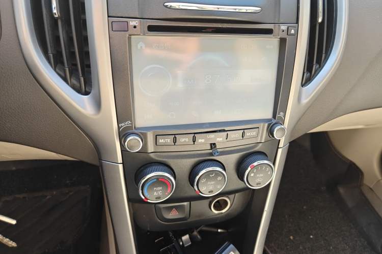 Used Baojun 630 2014 1.5L manual Comfort trim level Audio And AC Panel