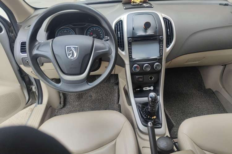 Used Baojun 630 2014 1.5L manual Comfort trim level Center Console