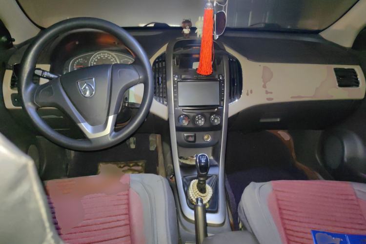 Used Baojun 630 2014 1.5L manual standard version Center Console