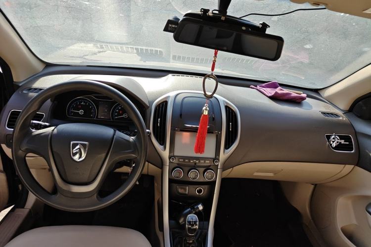 Used Baojun 630 2014 1.5L manual Comfort trim level Center Console