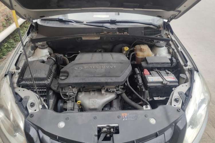 Used Baojun 630 2014 1.5L manual Comfort trim level Engine Bay