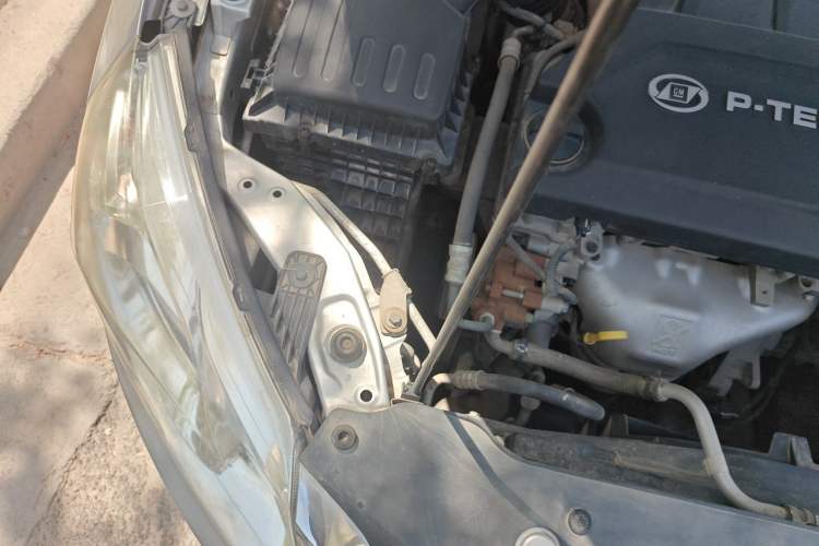 Used Baojun 630 2014 1.5L manual standard version Engine Bay Right