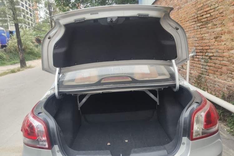 Used Baojun 630 2014 1.5L manual Comfort trim level Trunk