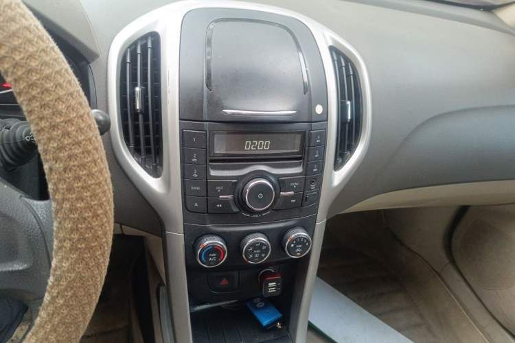 Used Baojun 630 2014 1.5L manual Comfort trim level Audio And AC Panel
