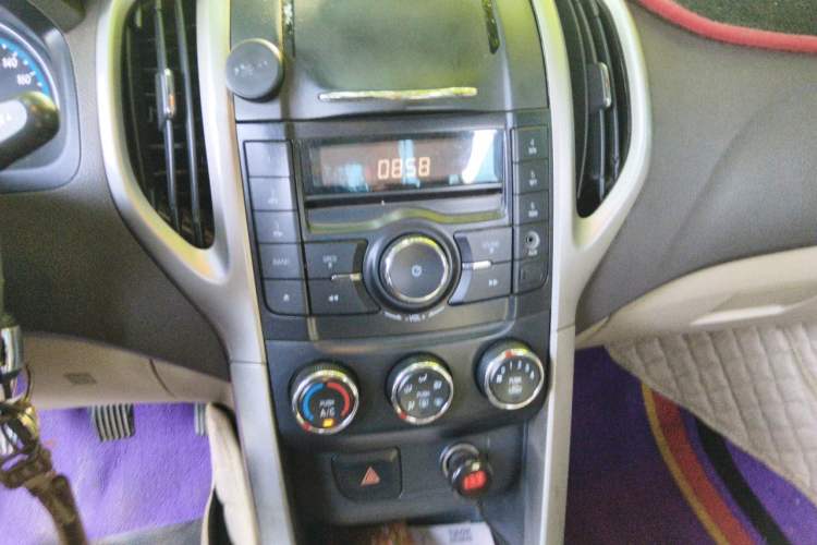 Used Baojun 630 2014 1.5L manual Comfort trim level Audio And AC Panel