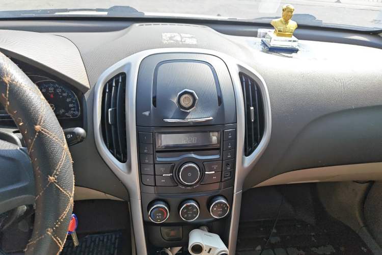 Used Baojun 630 2014 1.5L manual Comfort trim level Audio And AC Panel