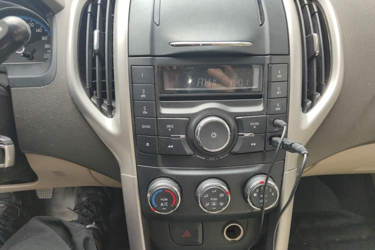 Used Baojun 630 2014 1.5L manual Comfort trim level Audio And AC Panel