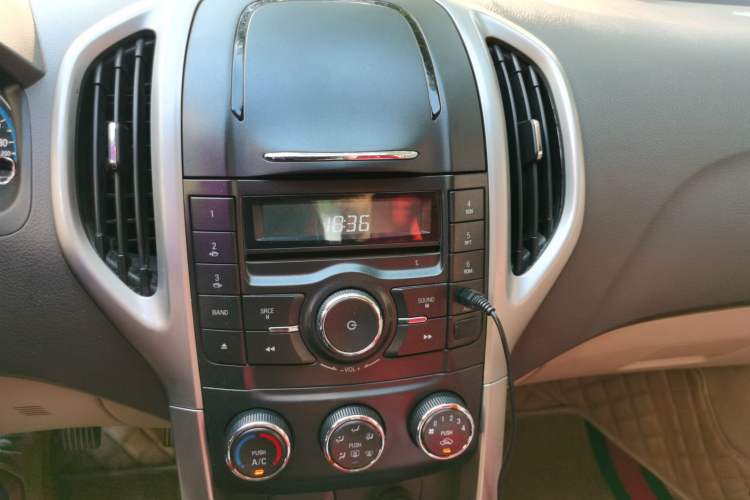 Used Baojun 630 2014 1.5L manual Comfort trim level Audio And AC Panel