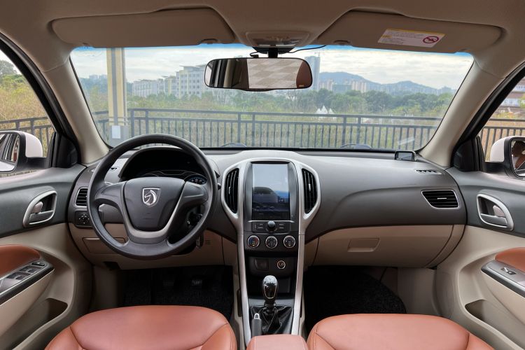 Used Baojun 630 2014 1.5L manual standard version Center Console