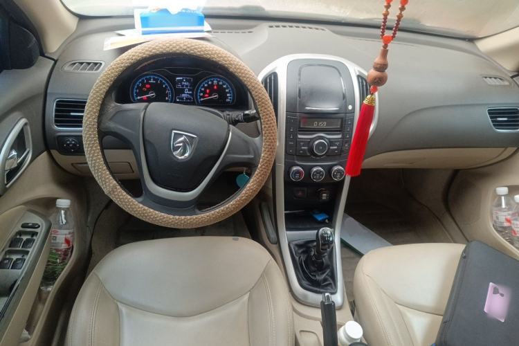 Used Baojun 630 2014 1.5L manual Comfort trim level Center Console