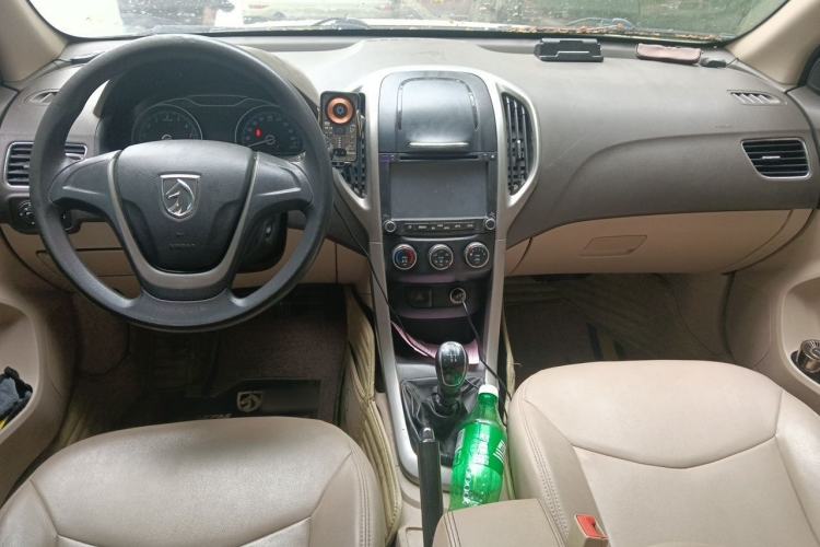 Used Baojun 630 2014 1.5L manual standard version Center Console
