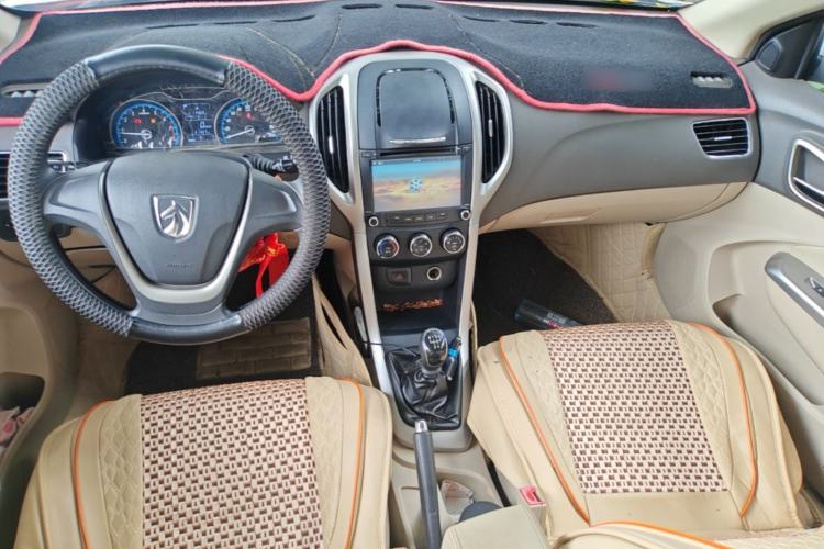 Used Baojun 630 2014 1.5L manual Comfort trim level Center Console