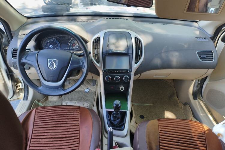 Used Baojun 630 2014 1.5L manual standard version Center Console