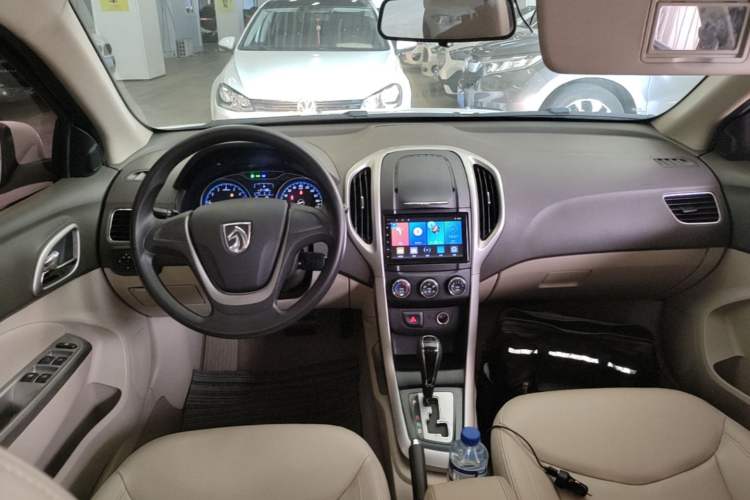 Used Baojun 630 2014 1.5L automatic comfort version Center Console