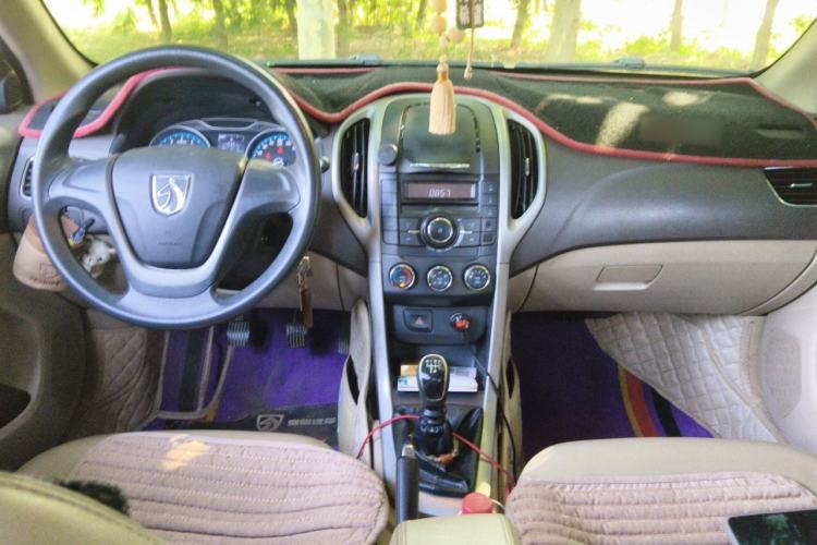 Used Baojun 630 2014 1.5L manual Comfort trim level Center Console