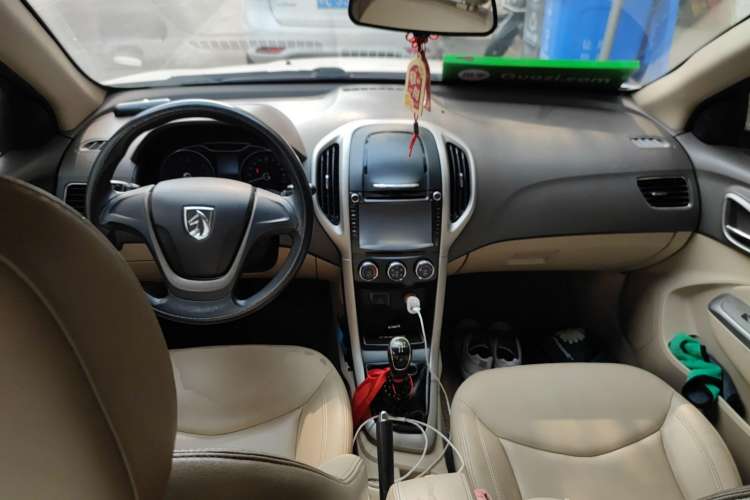 Used Baojun 630 2014 1.5L manual Comfort trim level Center Console