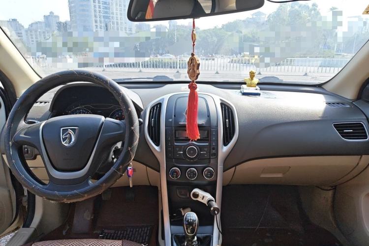 Used Baojun 630 2014 1.5L manual Comfort trim level Center Console