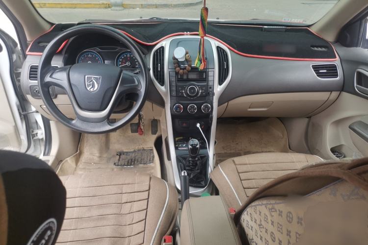 Used Baojun 630 2014 1.5L manual Comfort trim level Center Console