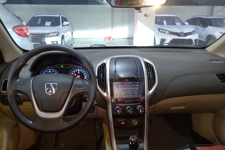 Used Baojun 630 2014 1.5L manual standard version Center Console