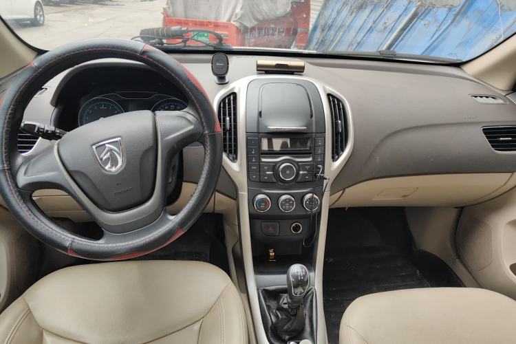 Used Baojun 630 2014 1.5L manual Comfort trim level Center Console