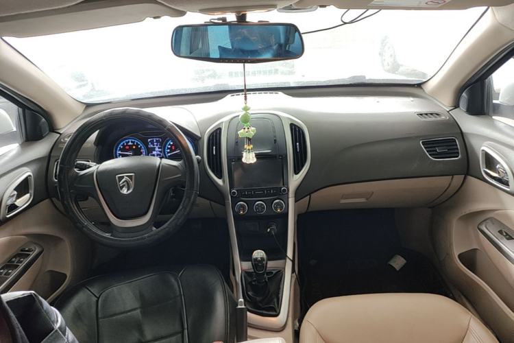 Used Baojun 630 2014 1.5L manual Comfort trim level Center Console