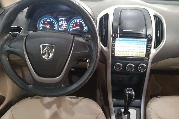 Used Baojun 630 2014 1.5L automatic comfort version Center Console