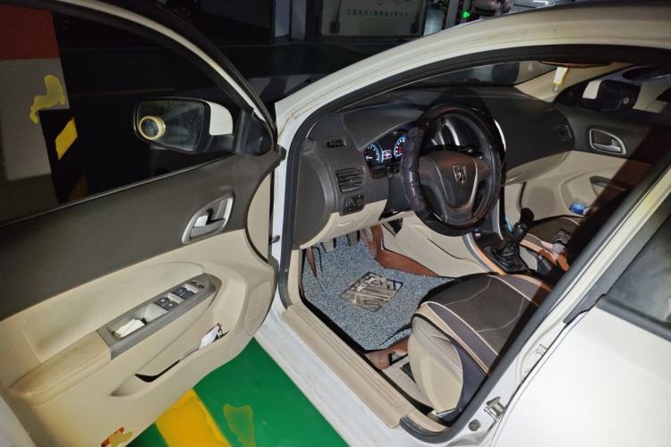 Used Baojun 630 2014 1.5L manual standard version Driver Seat