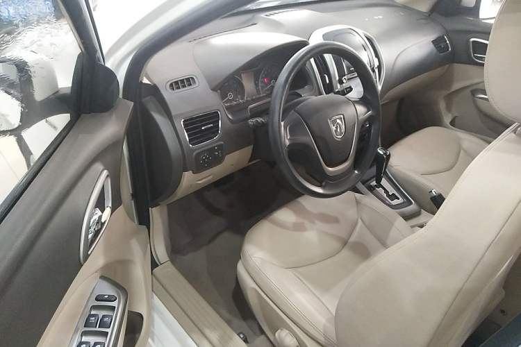 Used Baojun 630 2014 1.5L automatic comfort version Driver Seat