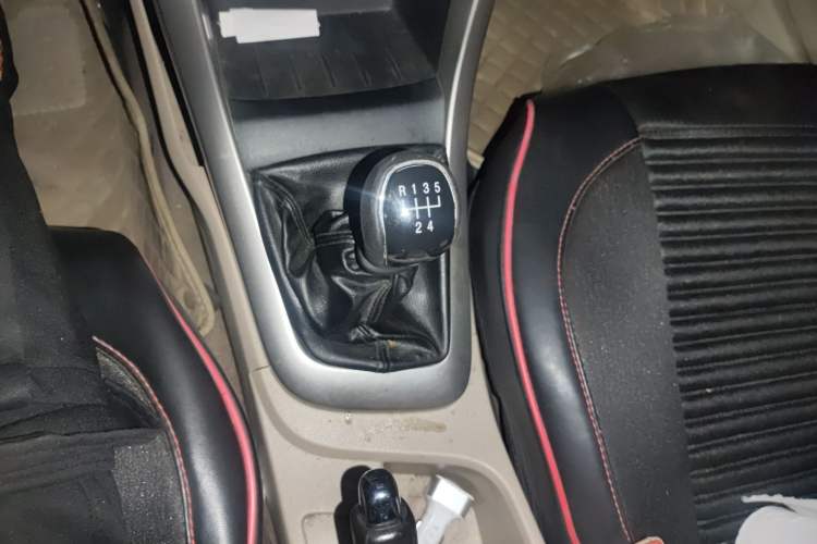 Used Baojun 630 2014 1.5L manual standard version Gear Lever