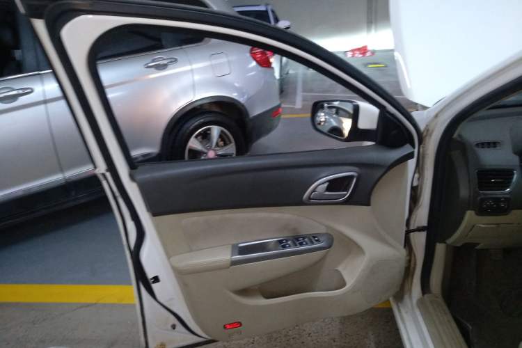 Used Baojun 630 2014 1.5L manual standard version Left Front Door Interior