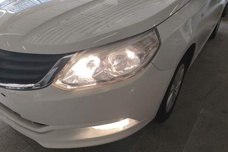 Used Baojun 630 2014 1.5L automatic comfort version Left Front Headlight