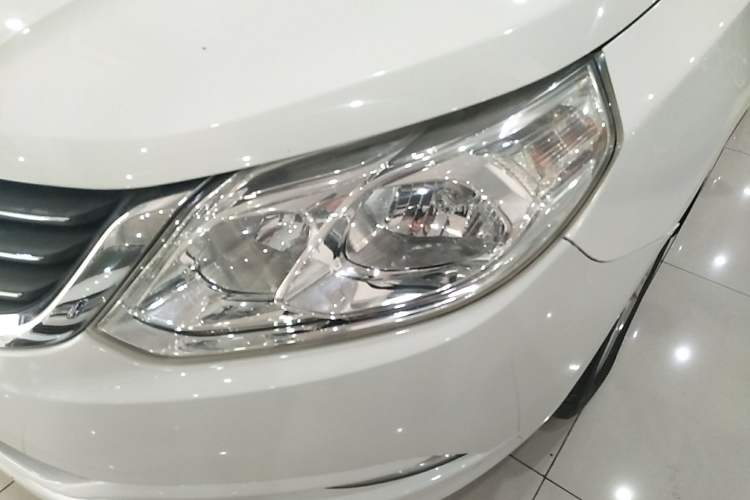 Used Baojun 630 2014 1.5L automatic comfort version Left Front Headlight
