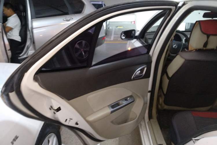Used Baojun 630 2014 1.5L manual standard version Left Rear Door Interior
