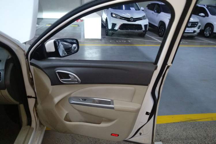 Used Baojun 630 2014 1.5L manual standard version Right Front Door Interior