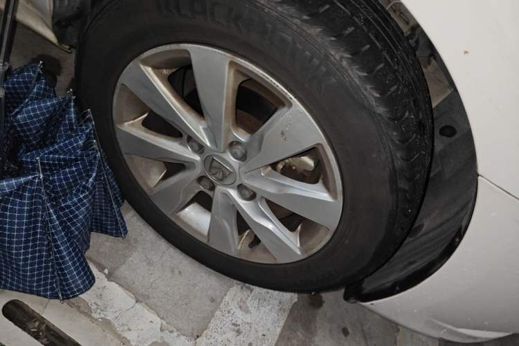 Used Baojun 630 2014 1.5L automatic comfort version Right Front Wheel Hub