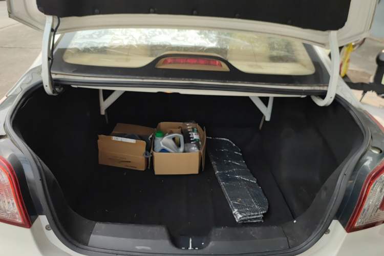 Used Baojun 630 2014 1.5L manual Comfort trim level Trunk