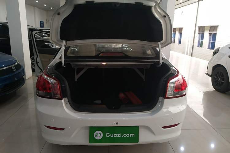 Used Baojun 630 2014 1.5L automatic comfort version Trunk