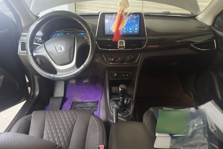 Used Baojun 630 2016 1.5L manual Comfort trim level Center Console