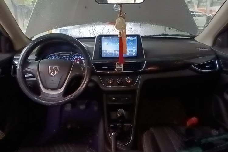 Used Baojun 630 2016 1.5L manual Comfort trim level Center Console