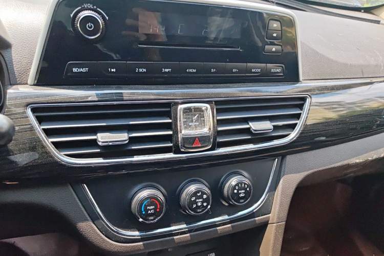 Used Baojun 630 2016 1.5L manual Comfort trim level Audio And AC Panel