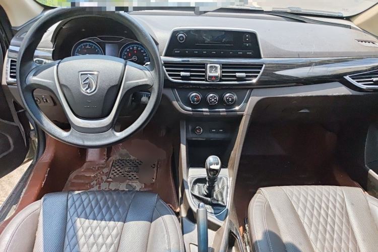 Used Baojun 630 2016 1.5L manual Comfort trim level Center Console