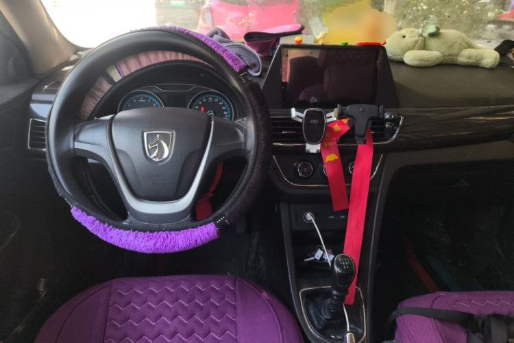 Used Baojun 630 2016 1.5L manual Comfort trim level Center Console