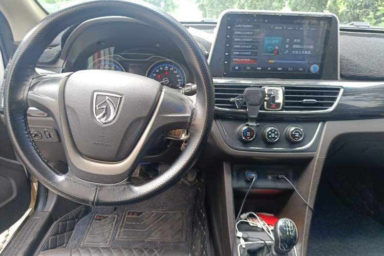 Used Baojun 630 2016 1.5L manual Comfort trim level Center Console