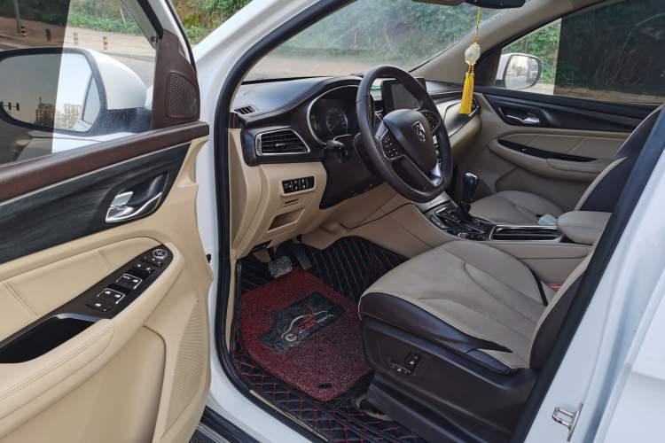 Used Baojun 730 2017 1.8L iAMT Prestige Version 7 Seats Interior 1