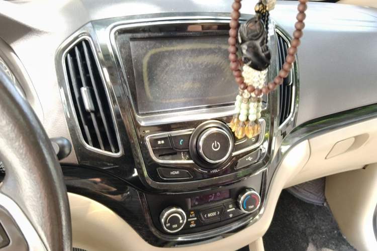 Used Baojun 730 2014 1.5L manual luxury trim 7 seats Audio And AC Panel