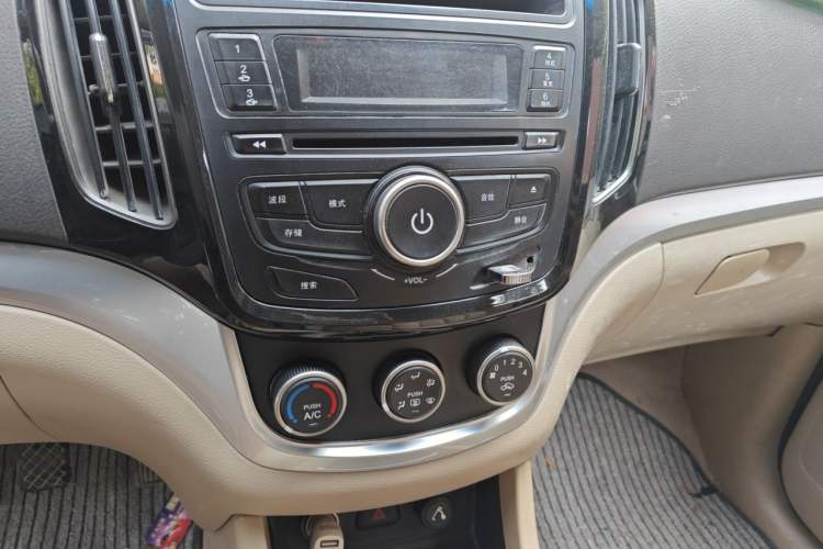 Used Baojun 730 2014 1.5L manual standard trim 7 seats Audio And AC Panel