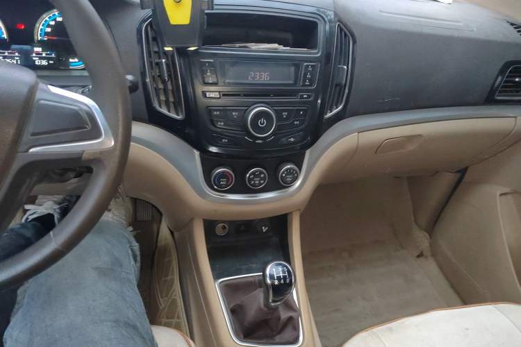 Used Baojun 730 2014 1.5L manual standard version 5 seats Audio And AC Panel